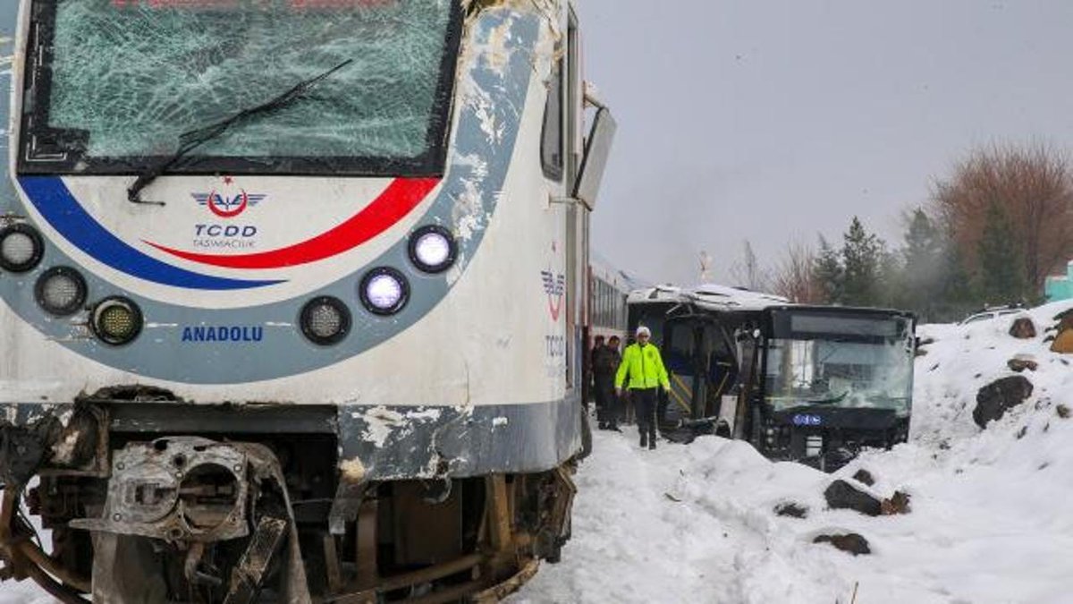 Diyarbakır'da Feci Kaza: Yolcu Treni İle Otobüs Çarpıştı!