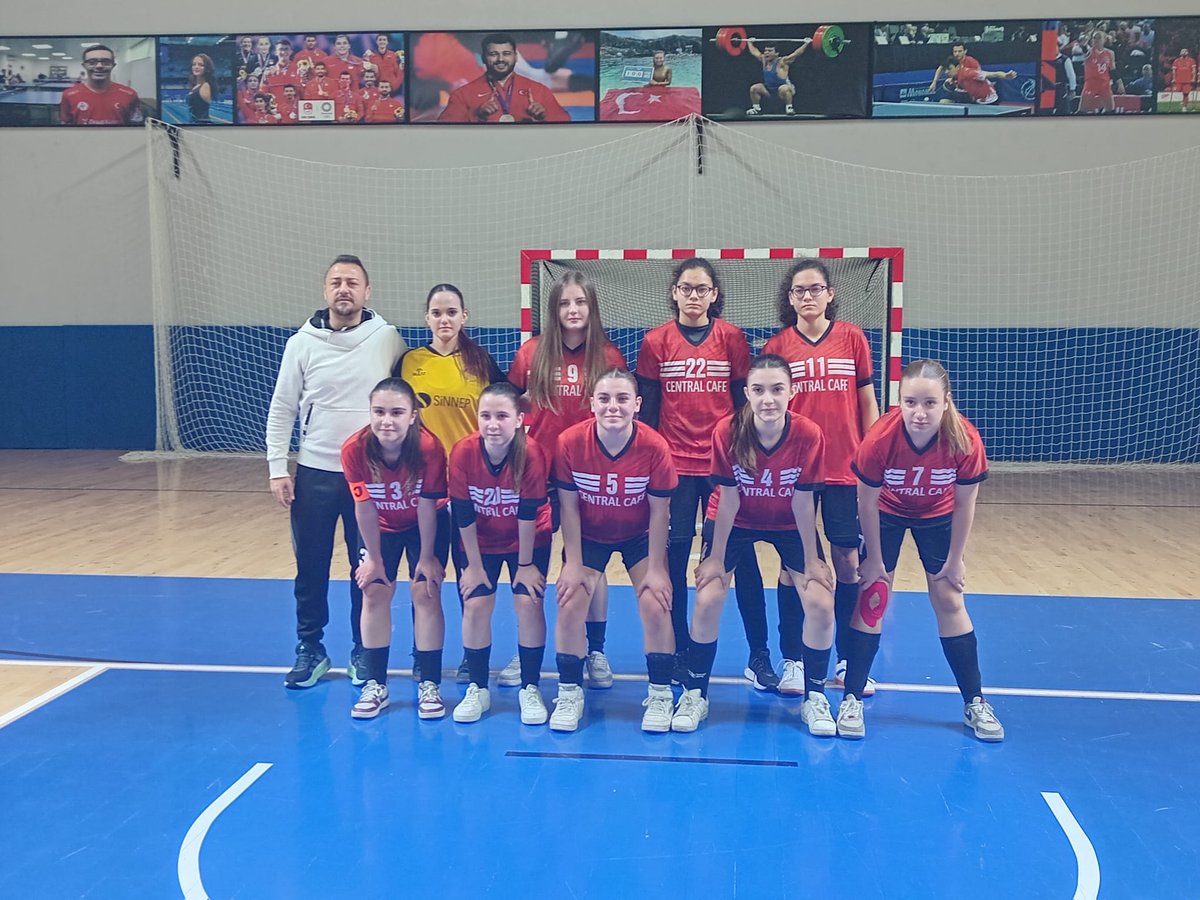 Genç Bayanlar Futsal'da Sahaya Adım Attı
