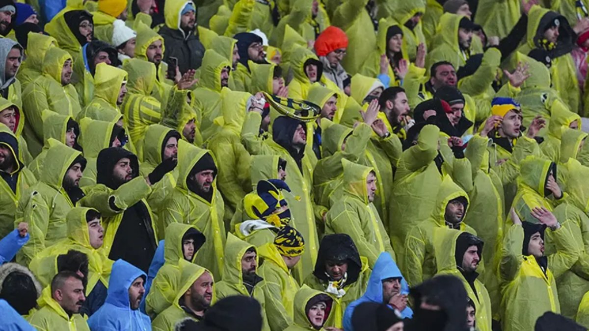 En Pahalı Yağmurluk Seçildi! Fenerbahçe Taraftarına Dağıtılan Maliyet Açıklandı