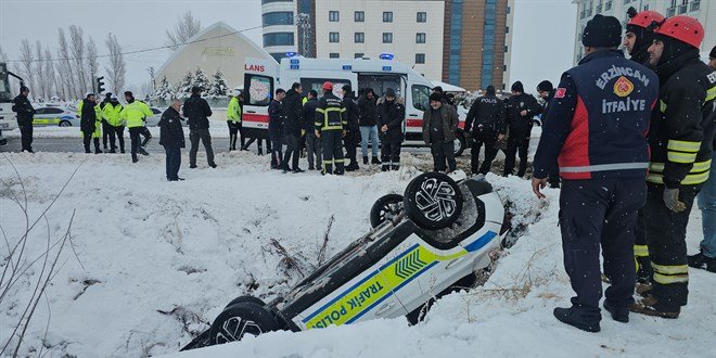 Erzincan'da Polis Aracının Ters Dönmesiyle İki Memur Yaralandı