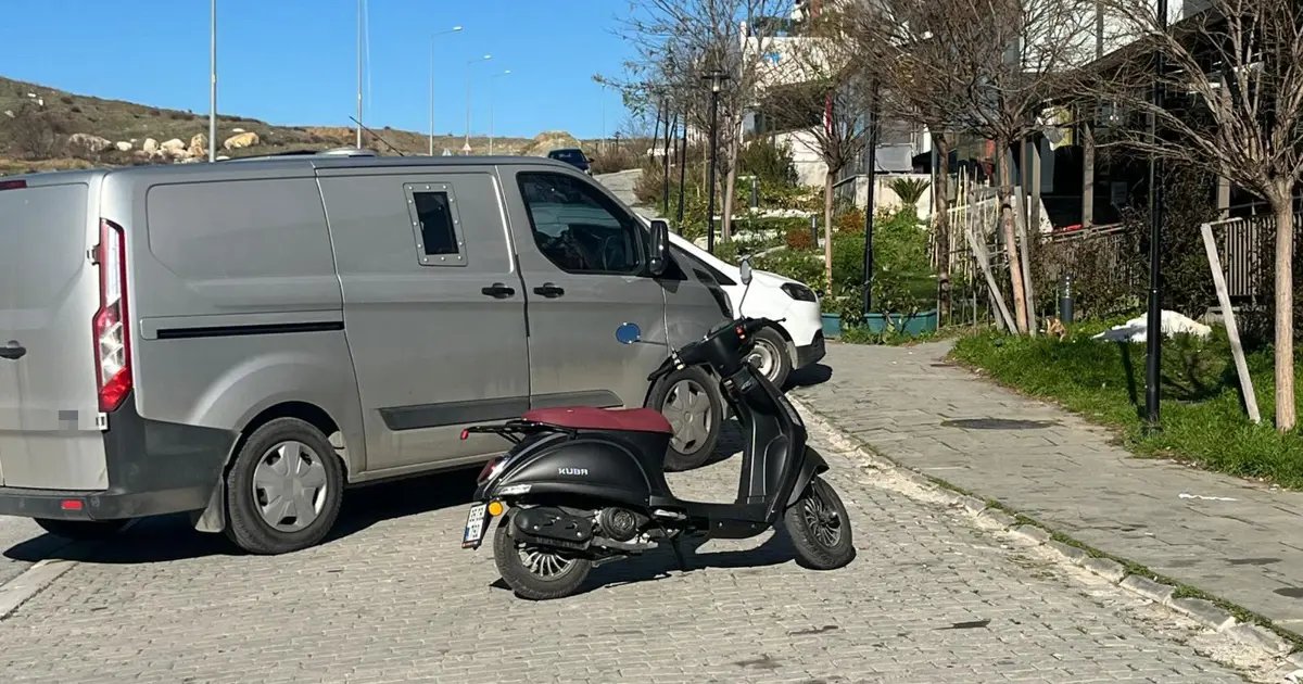 İzmir'de Banka Araçlarına Baskın: Güvenlikleri Kelepçelendi, 30 Torba Para Alındı