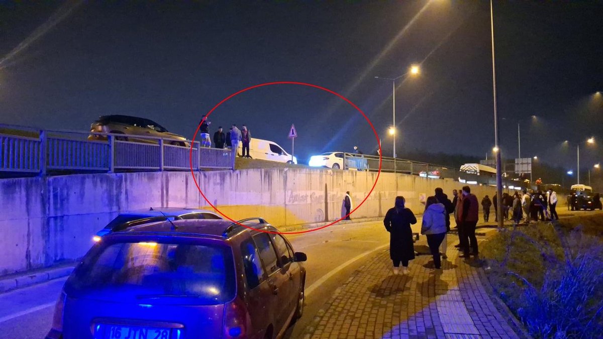 Bursa'daki Kaza Sonucu Kamyonetin Düşürdüğü Bariyerler Araçların Üzerine Düştü