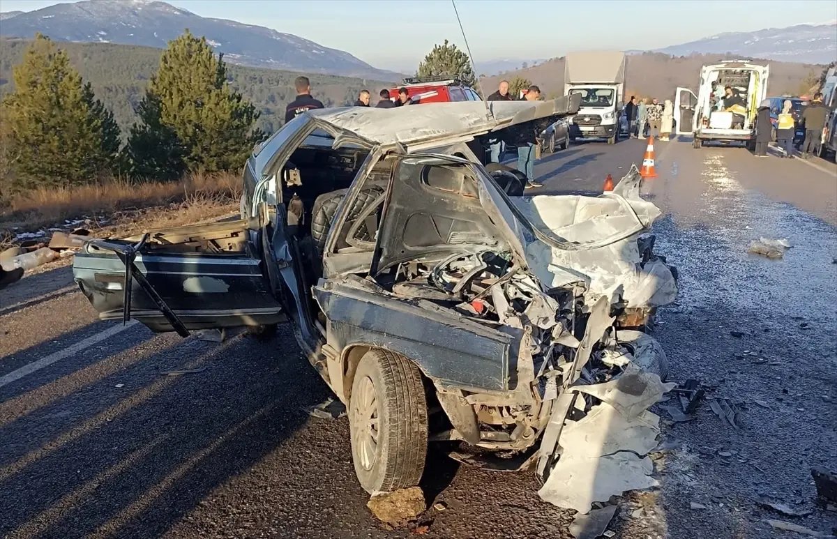 Simav'da Meydana Gelen Trafik Kazasında: 1 Ölü, 4 Yaralı