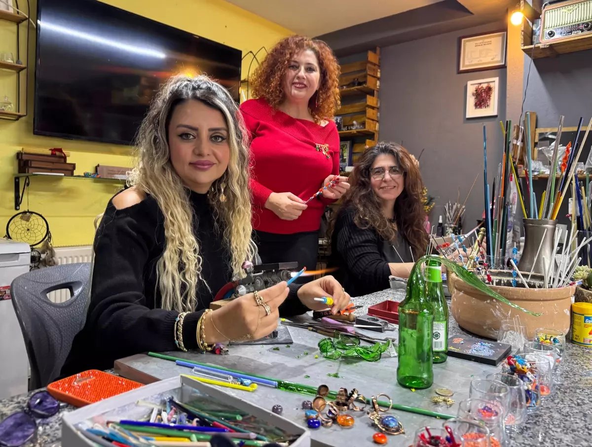 Cam Atıklarla Süs Eşyası Üreterek Çevre Bilincini Artırıyorlar