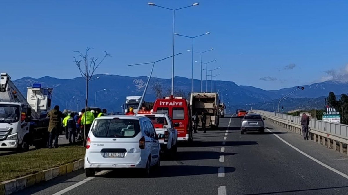 Balıkesir'de Araç, Çöp Kamyonuna Çarptı: 1 Kişi Hayatını Kaybetti