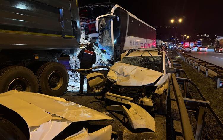Sakarya'da Dört Araçlı Zincirleme Trafik Kazası: 1 Ölü, 27 Yaralı