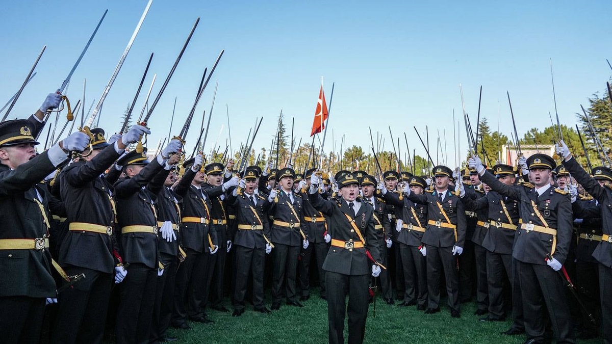 Yemin Nedeniyle İhraç Edilen Teğmene Disiplin Cezası İptal Edildi