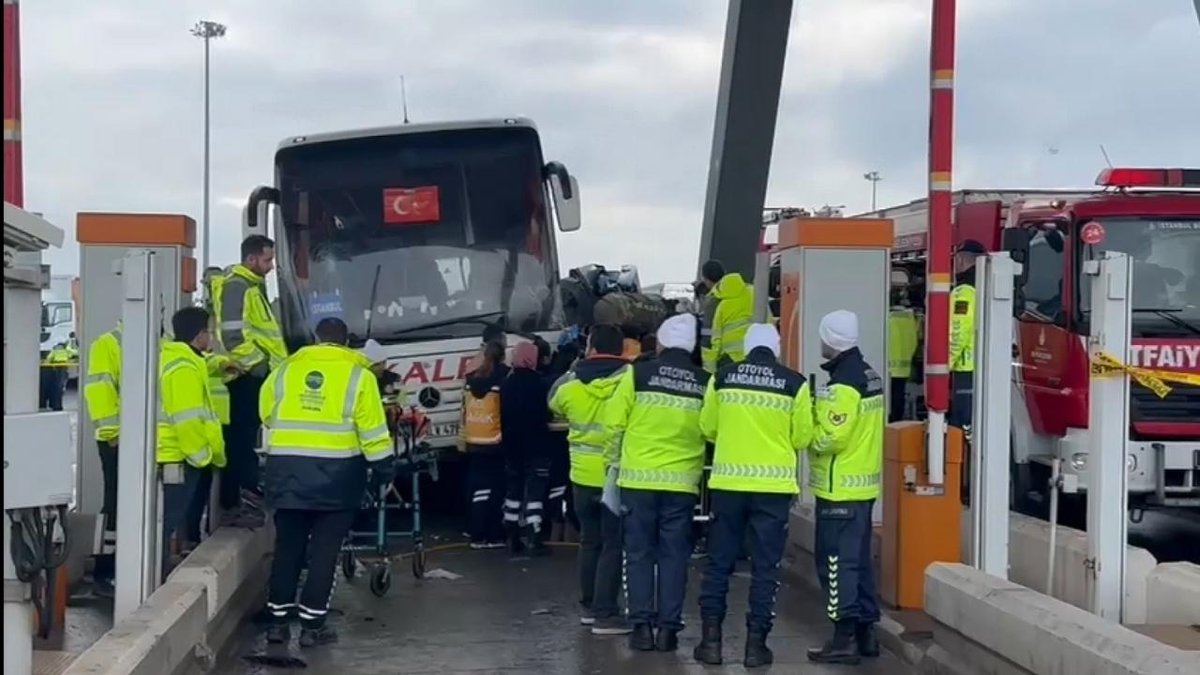 İstanbul'da Otobüs Çarpmasıyla Gişede Sıkışan Araçta 2 Ölü