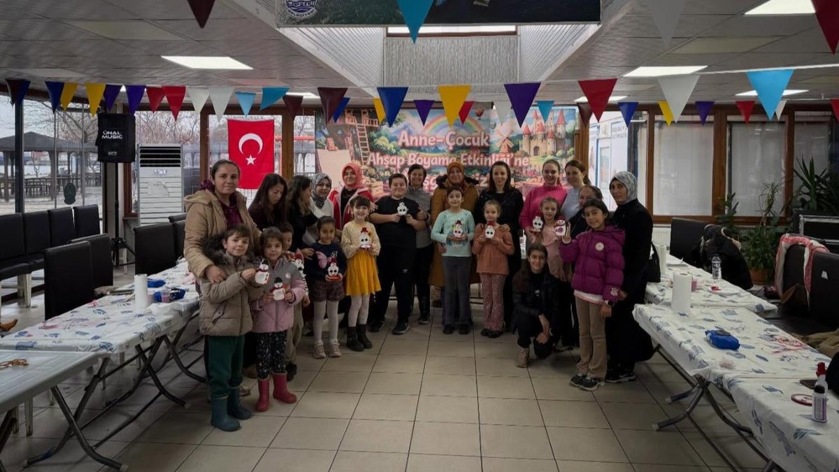 Anne Ve Çocuklar Ahşap Boyama Aktivitelerinde Bir Araya Geldi