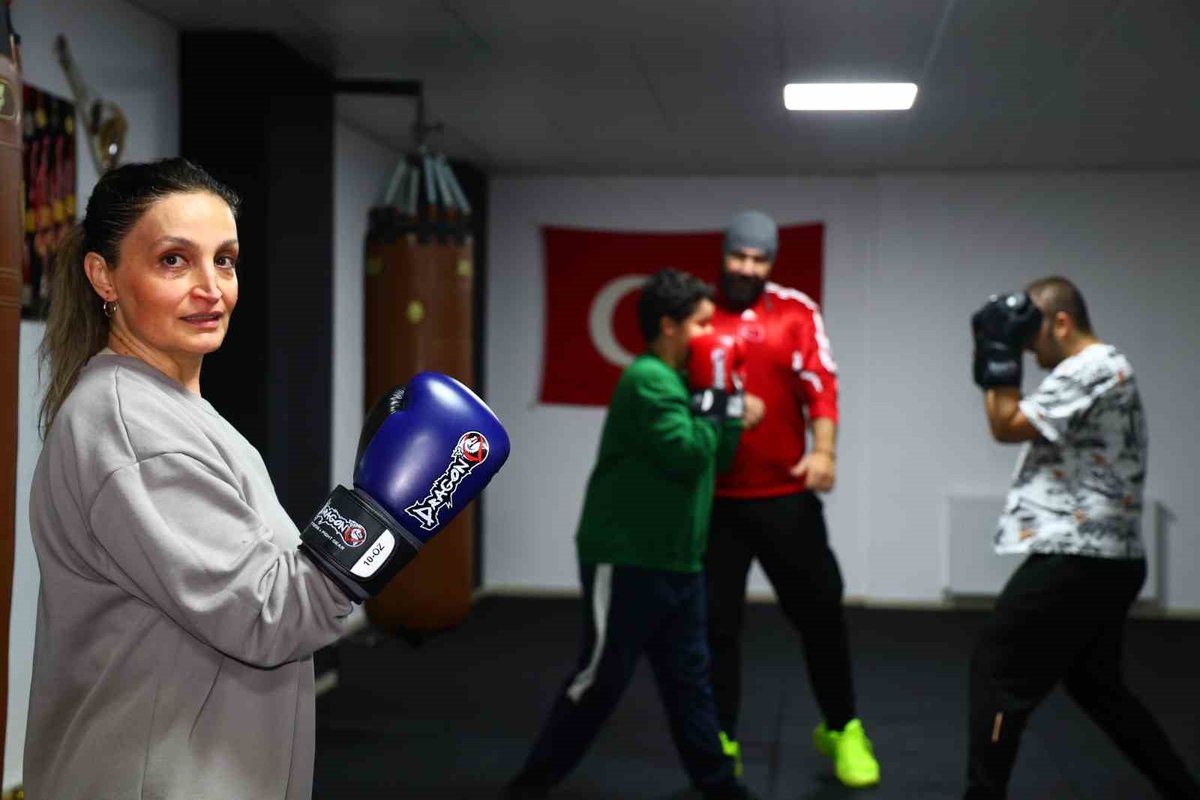 47 Yaşındaki Hemşire Anne, Çocuklarıyla Eldiven Giyip Ringe Çıktı