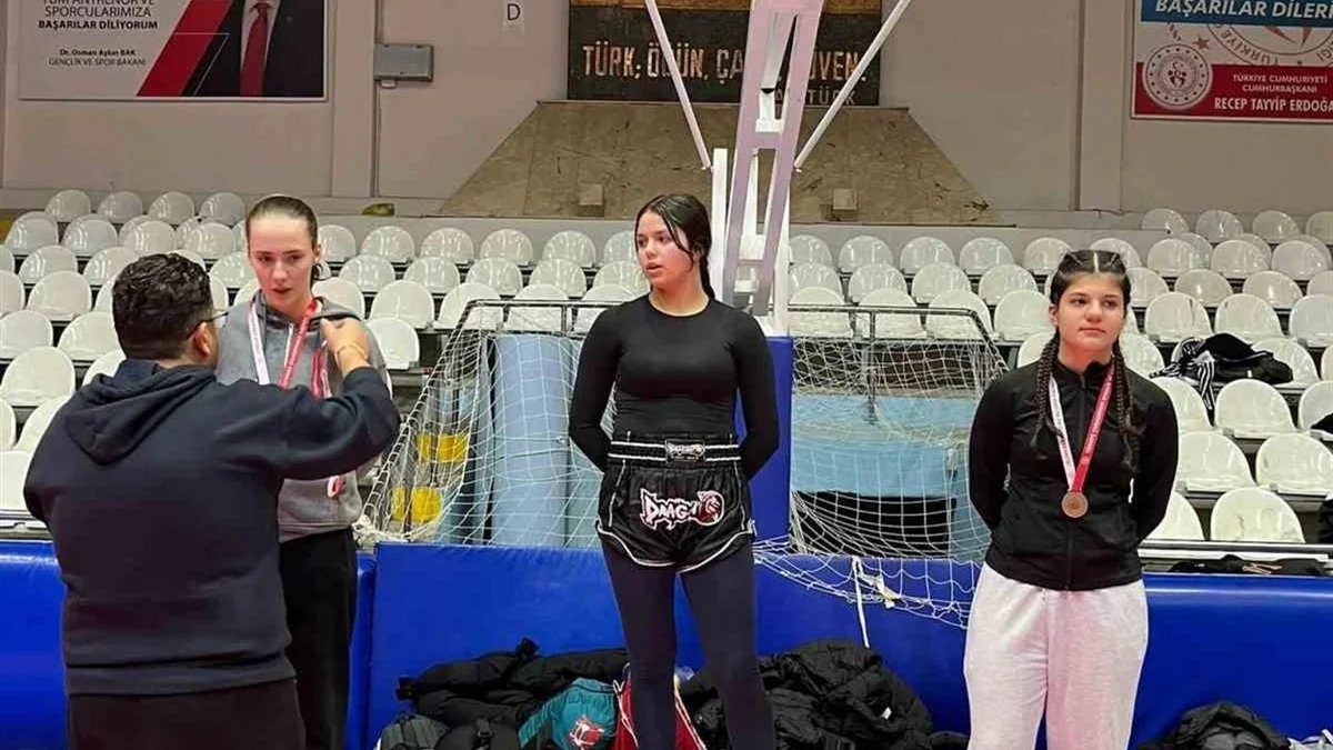 Bilecik Pazaryeri Kick Boks Takımı Manisa'da Büyük Başarılar Kazandı