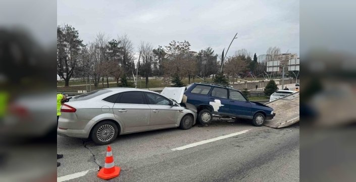 Uşak'ta Meydana Gelen Zincirleme Trafik Kazasında 4 Yaralı