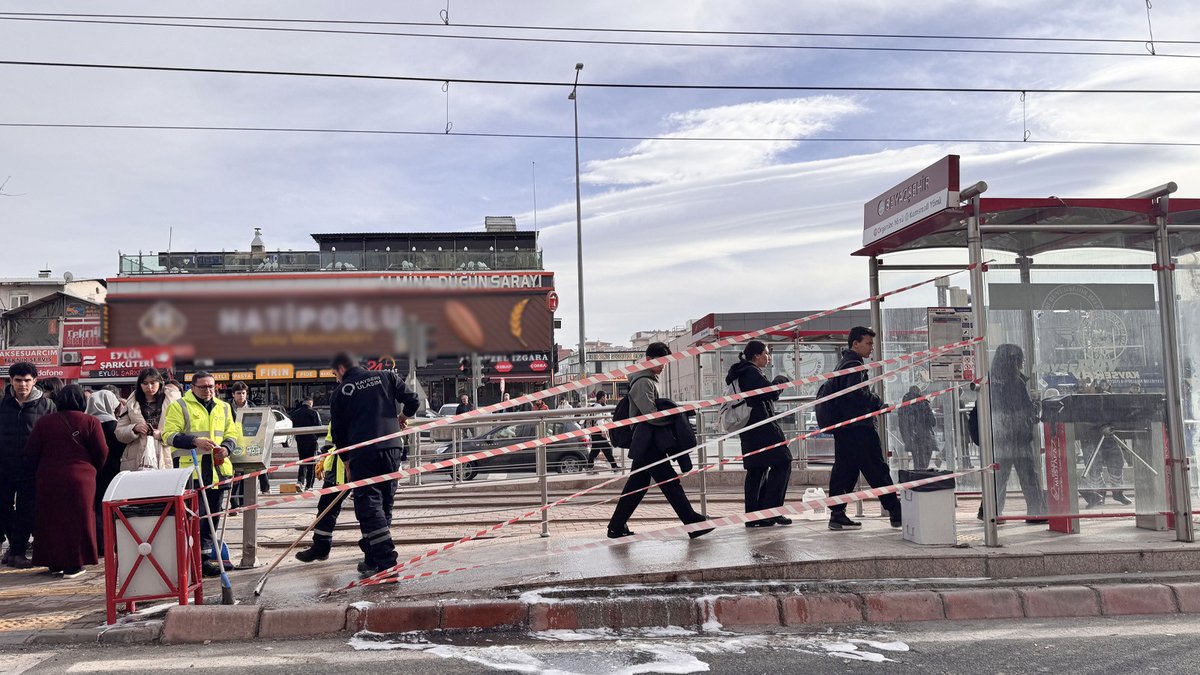 Araç Tramvay Durağına Çarptı: Üç Kişi Yaralandı