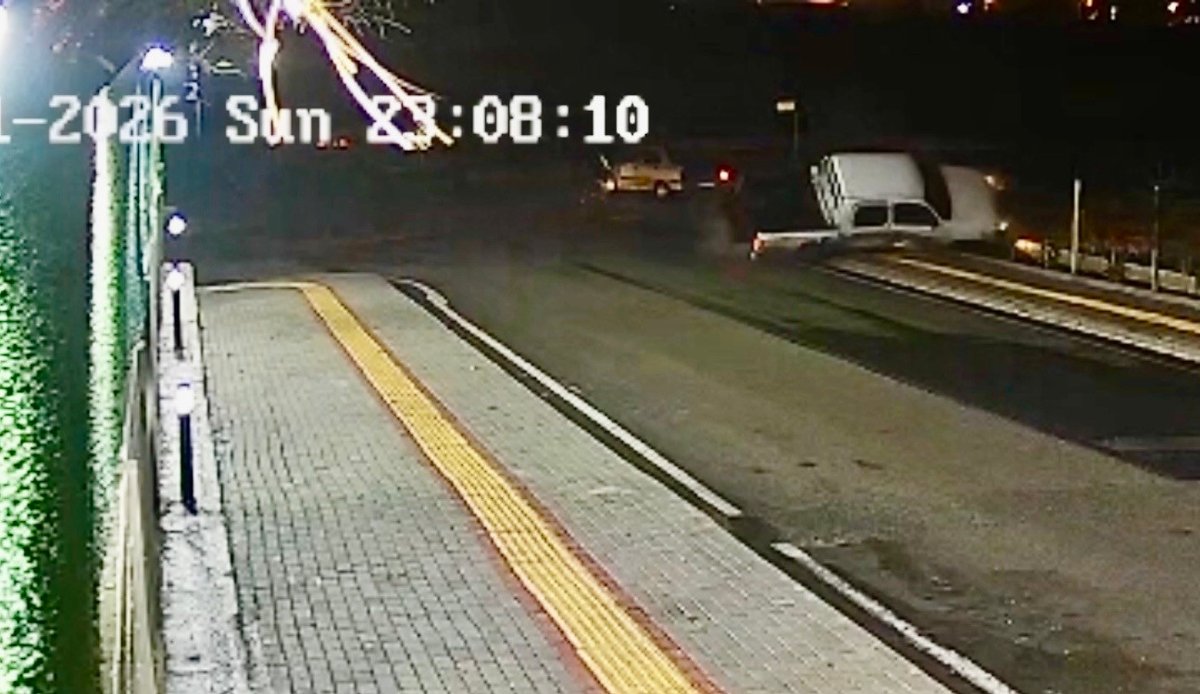 Osmaniye'de Araç Çarpışması: Kameraya Yansıyan Kaza, 2 Yaralı