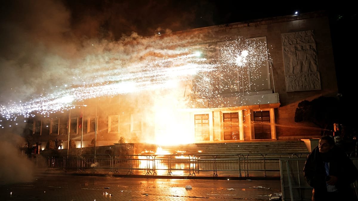 Arnavutluk’ta Hükümet Aleyhine Gösterilere Polis Tepkisi