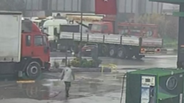 Araç, Benzin İstasyonundan Dönüş Yapan TIR'a Çarptı; Kaza Görüntüde