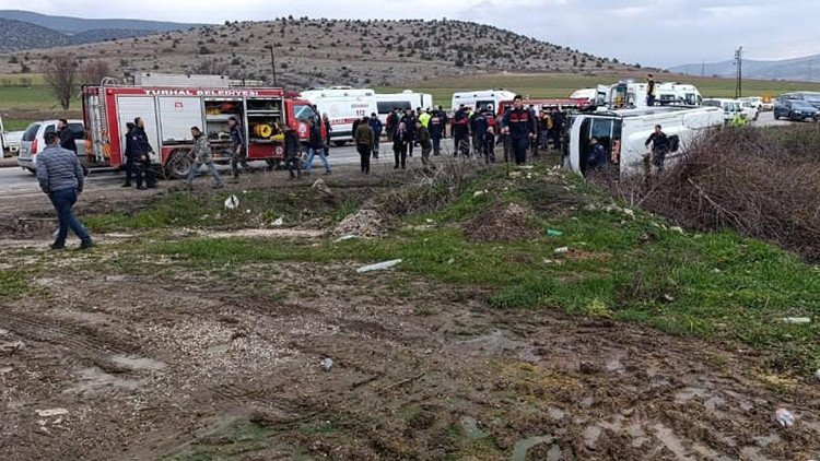 Öğrenci Taşıyan Minibüs ile Araç Çarpıştı: Altı Kişi Yaralı