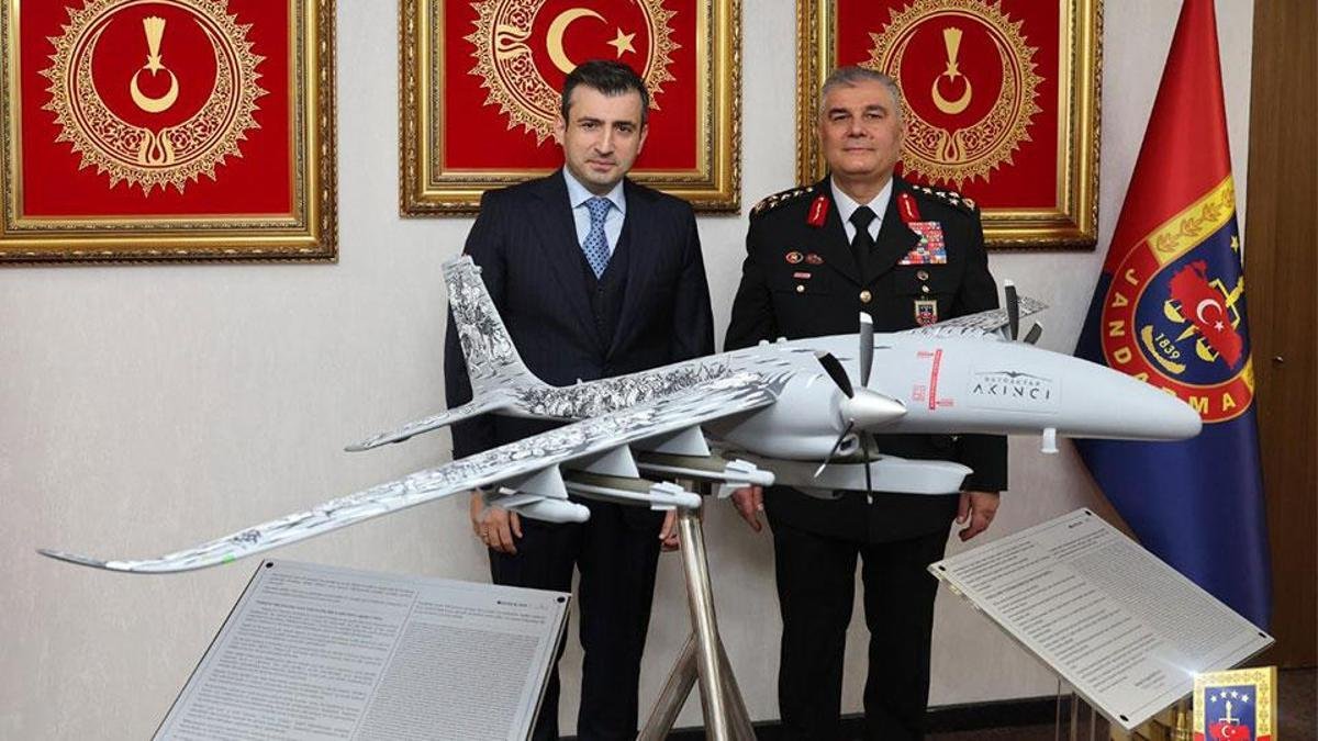 Selçuk Bayraktar'dan Jandarma Komutanı Çardakçı'ya Özel Hediye