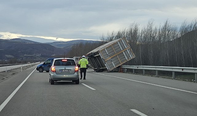 Tokat-Niksar Yolu Üzerinde Fırtına Araçları Sürükledi