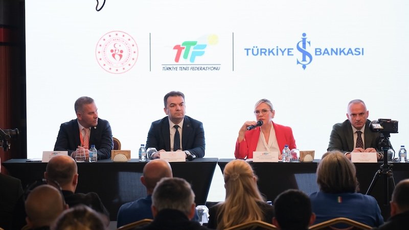 Tenis Eğitmenleri Gelişim Konferansı'nda Bir Araya Geldi
