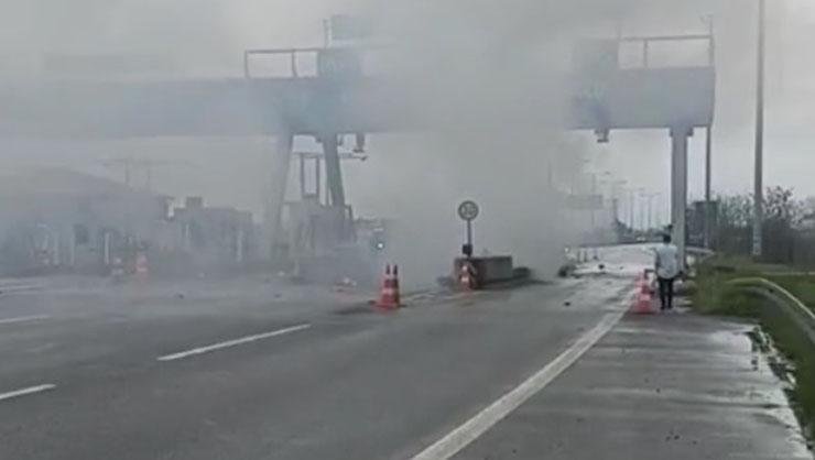 Gişelere Çarpan Araç Alev Alev Yandı! Sürücü Hayatını Kaybetti