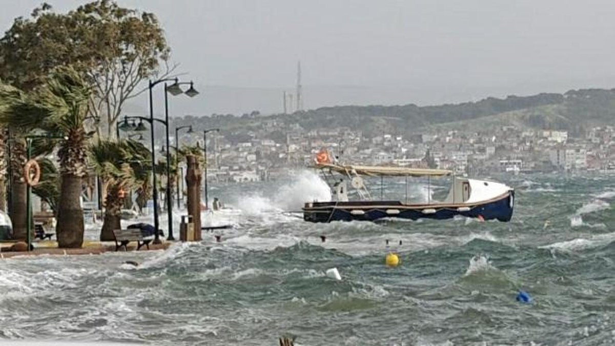 Ayvalık'ta Şiddetli Fırtına Denizi Taşırdı, Sokaklar Suya Gömüldü