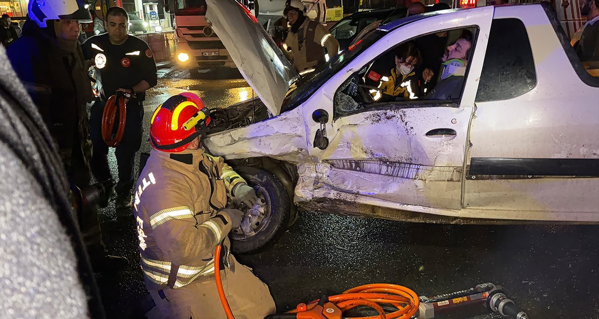 Arnavutköy'de İki Araç Birbirine Girdi: Sürücü Araçta Mahsur Kaldı
