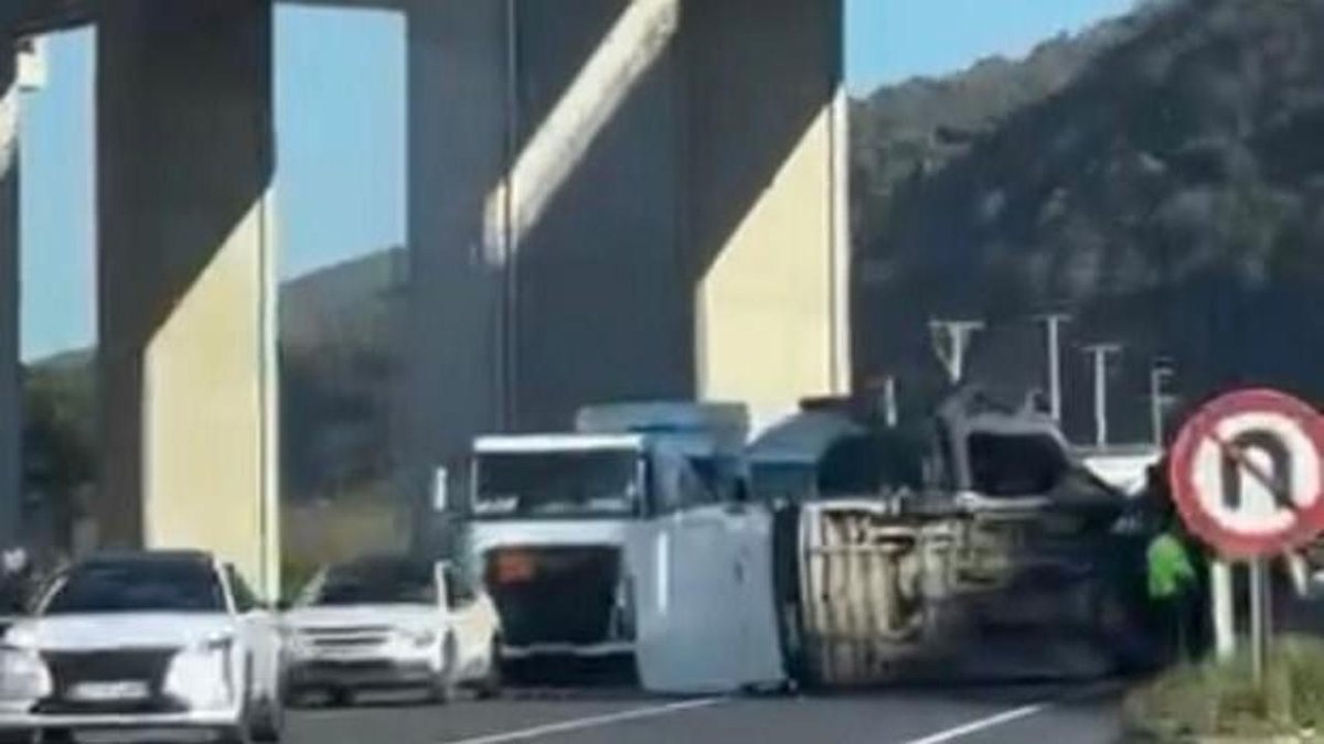 Dehşet Veren Kaza: Devrilen Minibüs Yola Fırladı