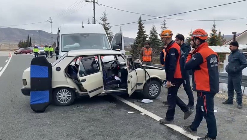 Elazığ'da Minibüs ve Otomobil Çarpıştı: 4 Yaralıdan 1'i Ağır
