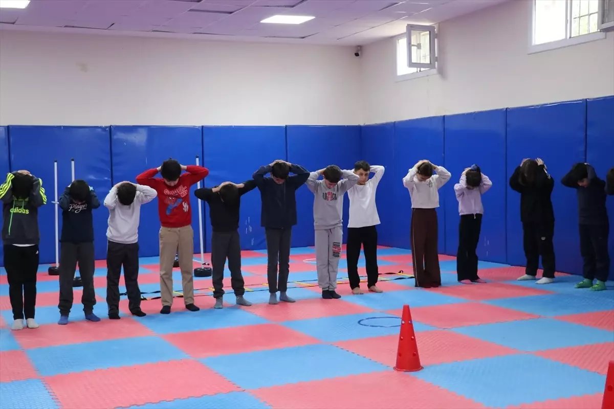 Depremzedeler, İlkokul Öğrencileriyle Spor Dallarıyla Buluşuyor