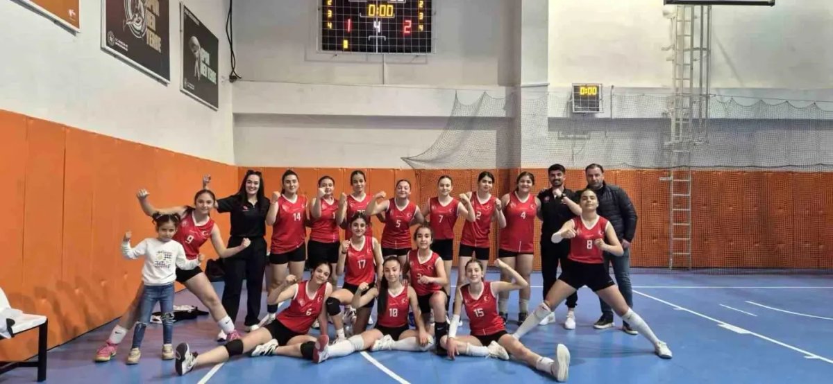 Adıyaman İlinde Küçük Kızlar Voleybol Takımı Şampiyonluk Elde Etti