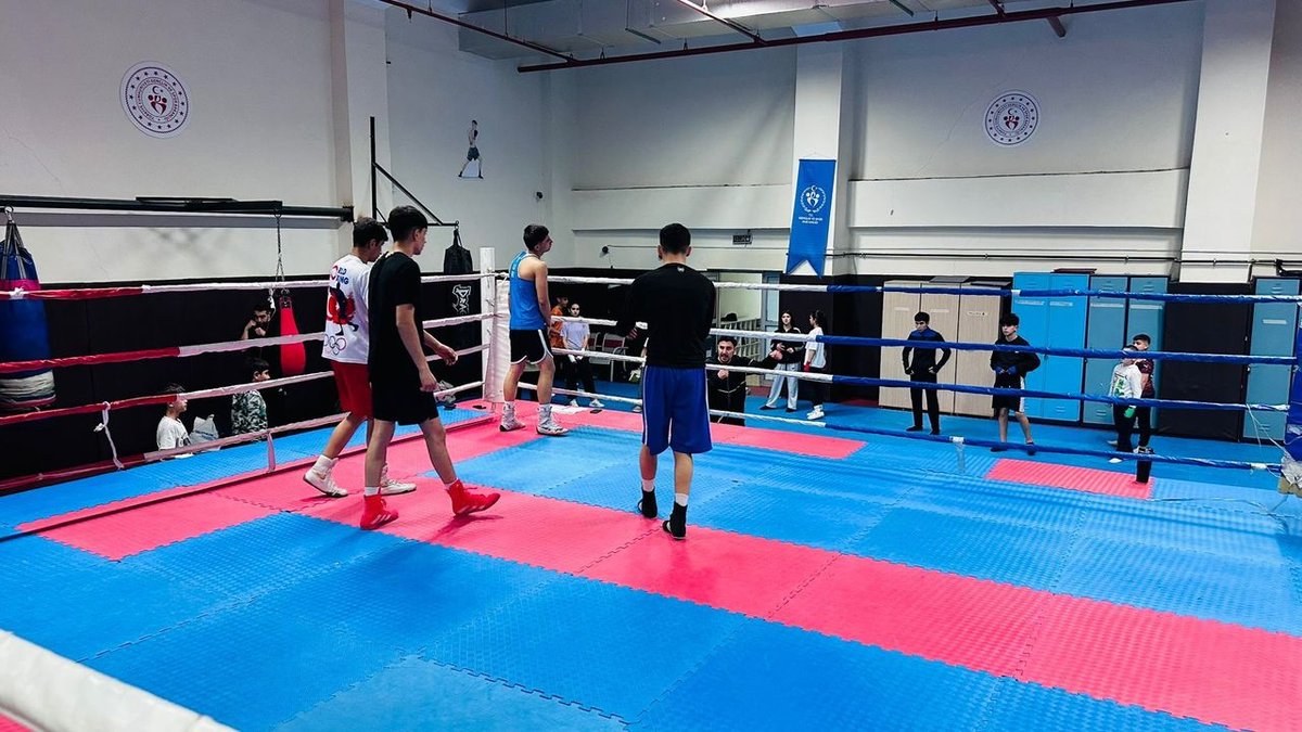 140 Boks Sporcusu Salonu Yumruklarıyla Hareketlendiriyor