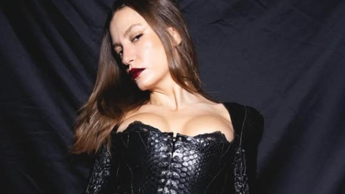 Serenay Sarıkaya'nın Bacak Boyu Moda Haftası'nda Konuşuldu!