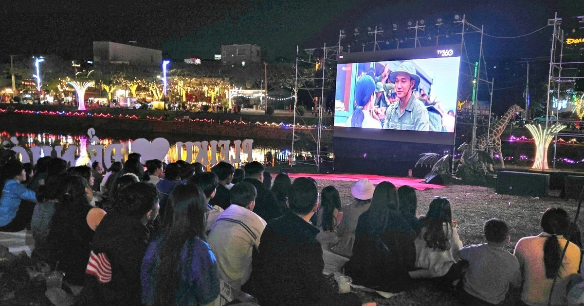 Canlı Bir Gece: Küçük Pazar Gece Sokağı'nda Danslar, Moda ve Filmler
