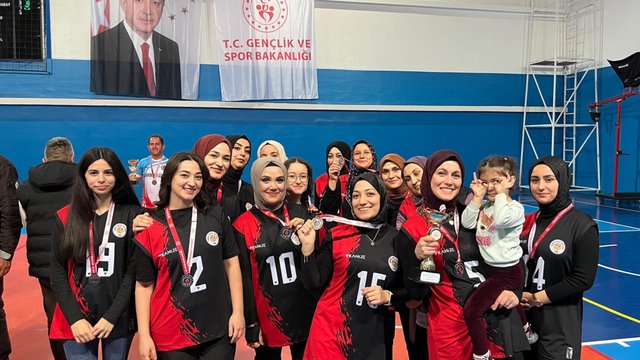 Voleybol Takımı Oluşturarak Kadınların Sosyal Hayatına Destek Oluyor