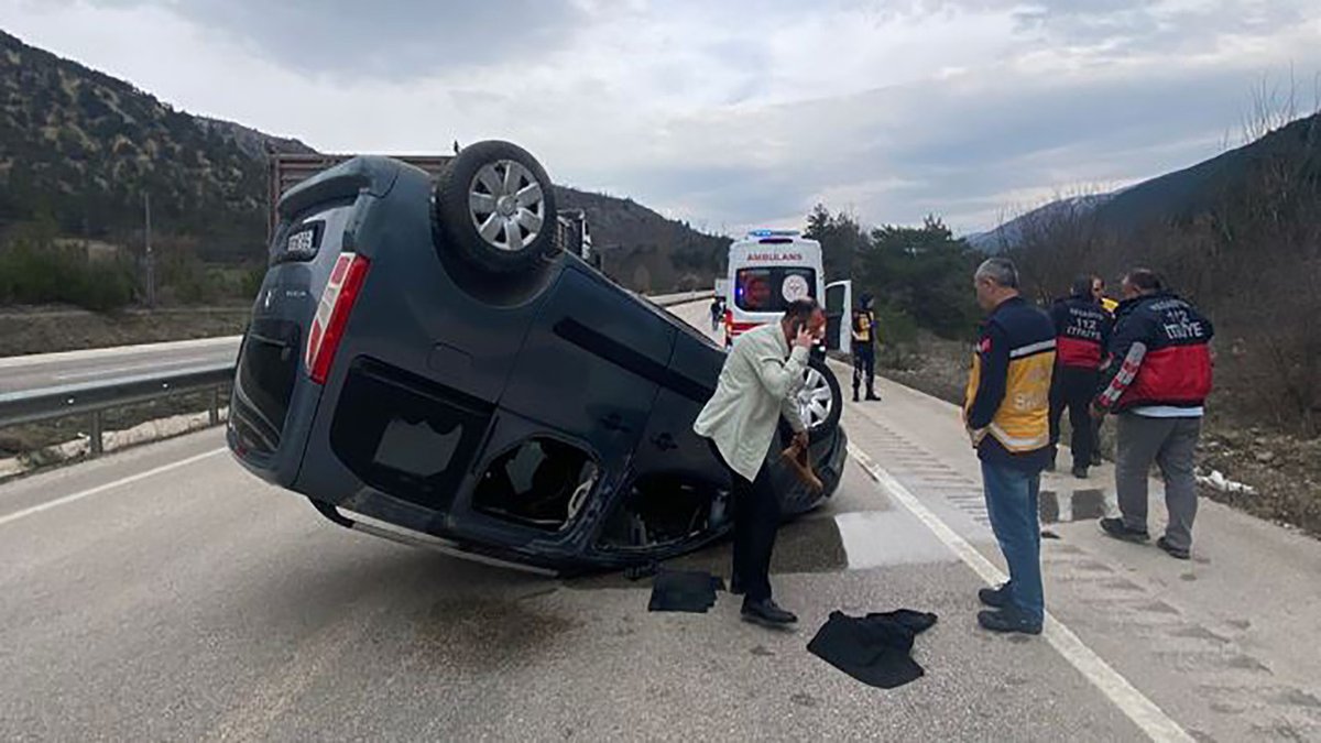 Reşadiye-Koyulhisar Yolu Üzerinde Korkunç Kaza: Araç Devrildi