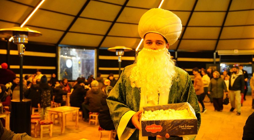Topkapı Kaleiçi Meydanı'nda Ramazan Akşamları Sürüyor: Kadir Gecesi'nde Lokum İkramı