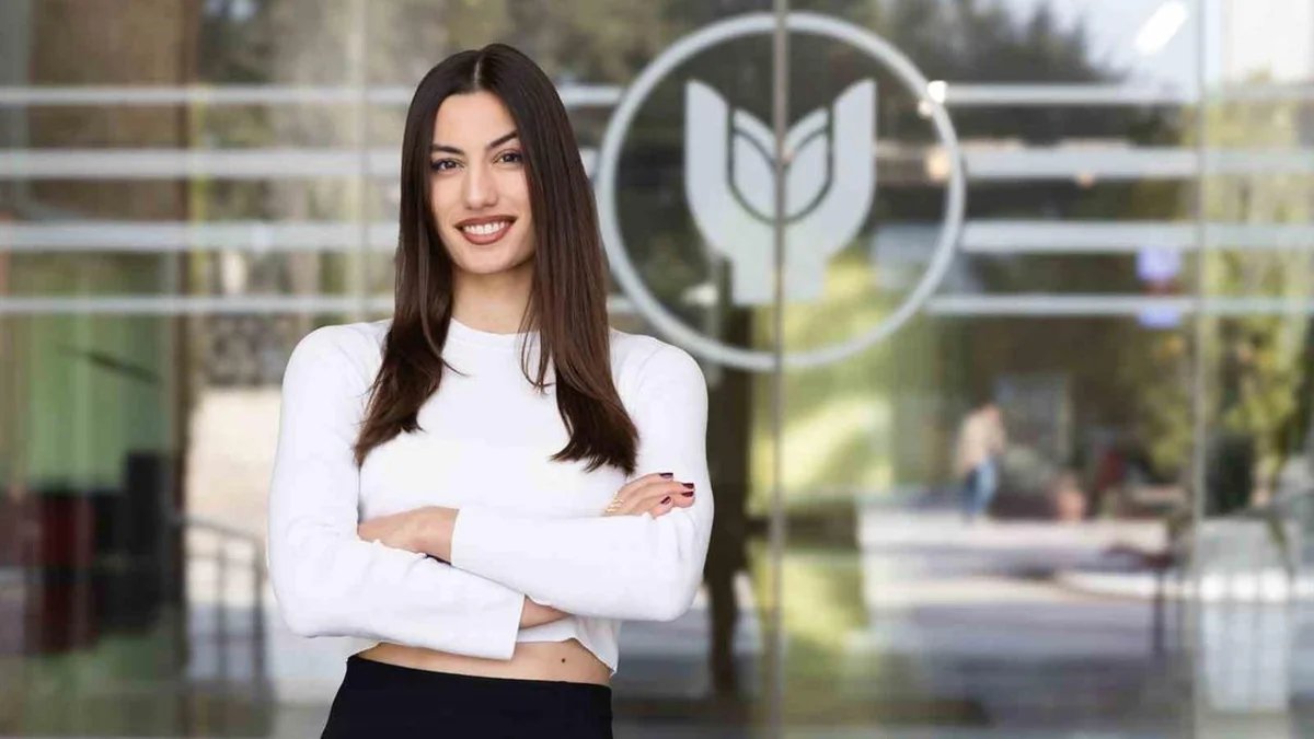 Selin Filiz, İzmir'deki Yaşar Üniversitesi'nde Voleybol Başarısı Gösteriyor