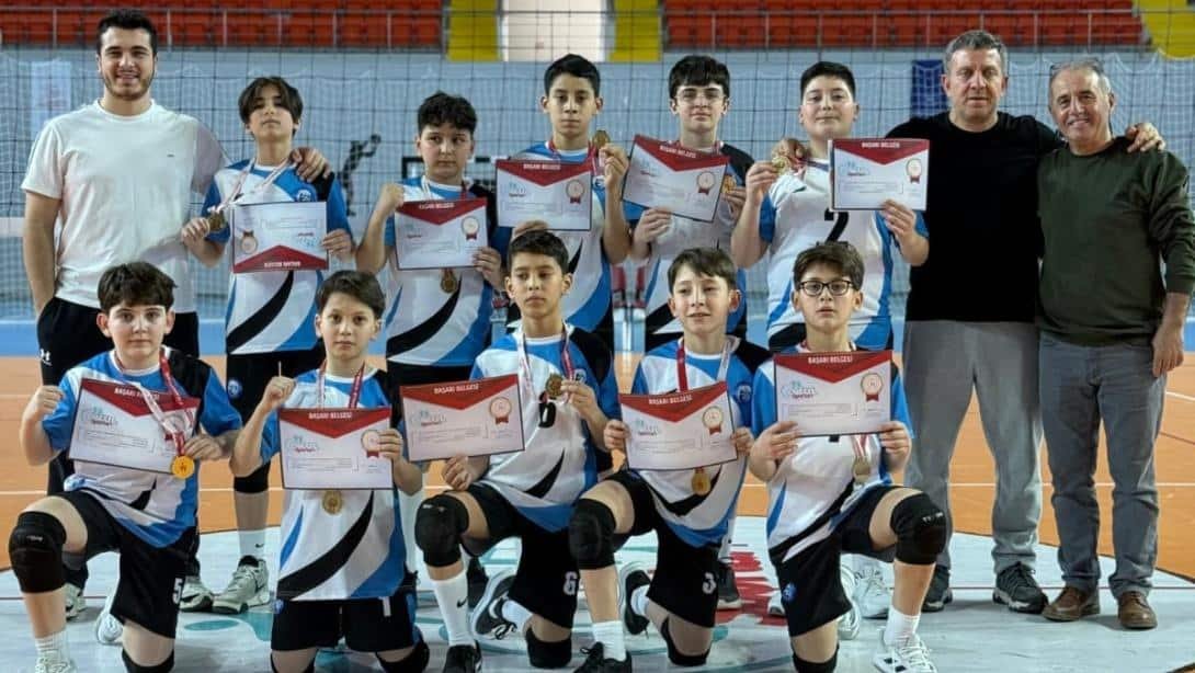 Atatürk Ortaokulu Küçük Erkek Voleybol Takımımız Türkiye'de Finalde!
