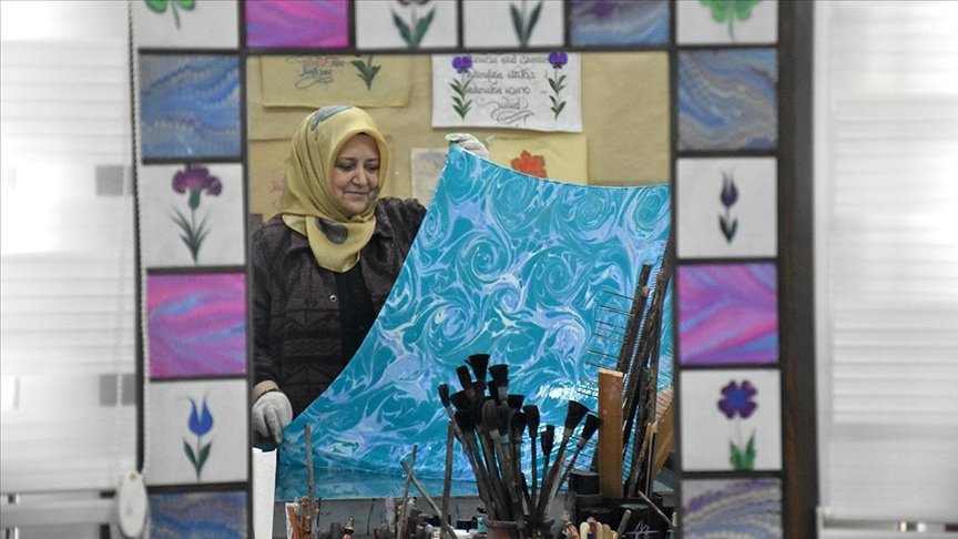 Vanlı Kadınlar Ebru Deseniyle Giysilerini Süslemekte