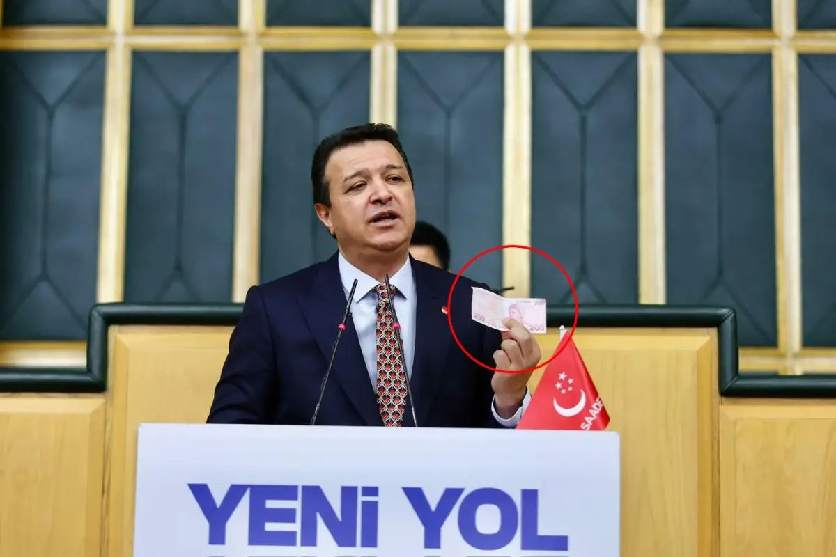 Arıkan, 200 TL ile aldığı ürünleri kürsüde sıraladı.