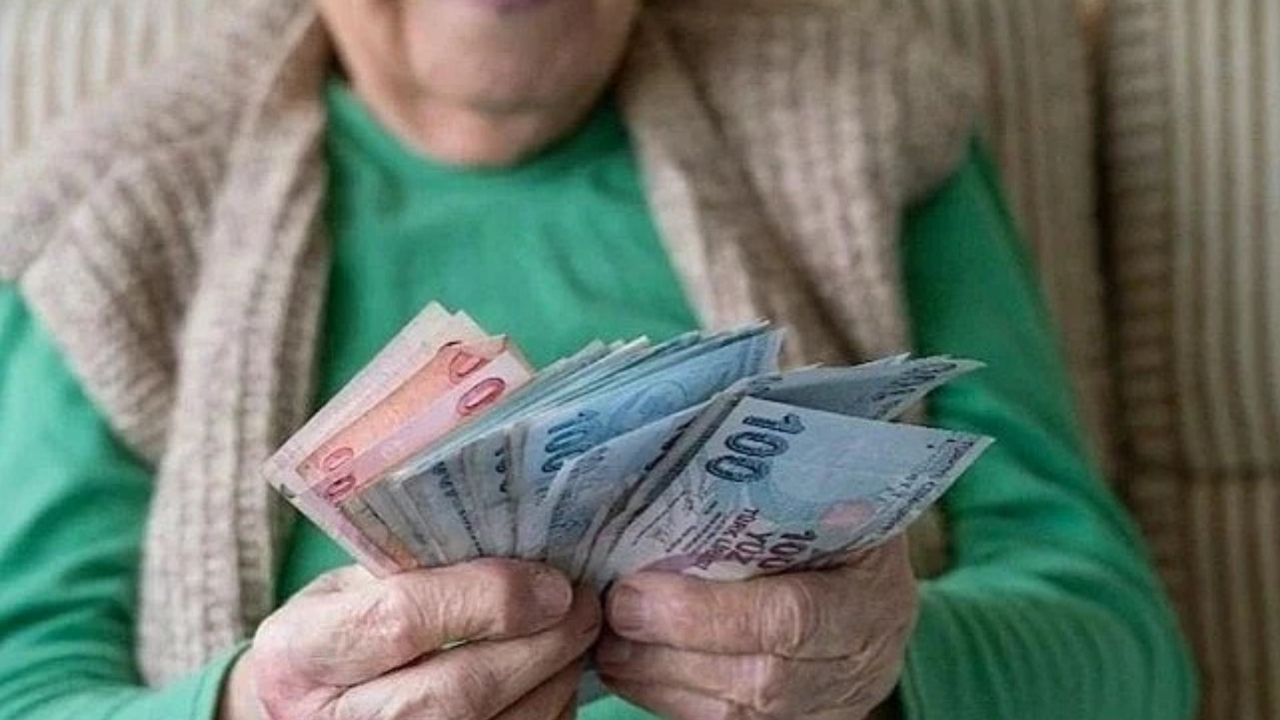 Emeklilerin Bayram İkramiyesi İçin İlk Tahmin Ortaya Çıktı