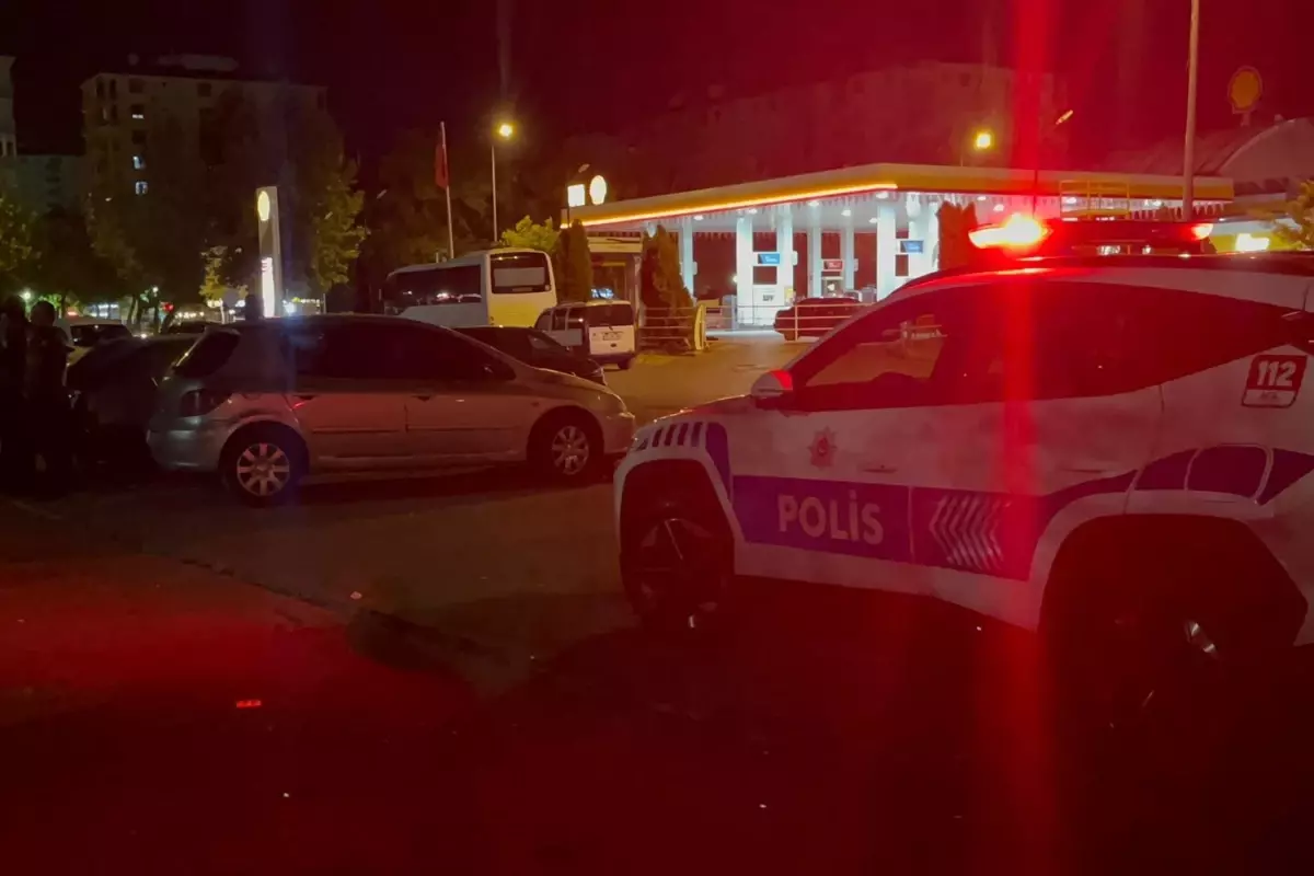 Yaşları 16 ve 17 olan genç kızlar arasındaki kanlı kavga