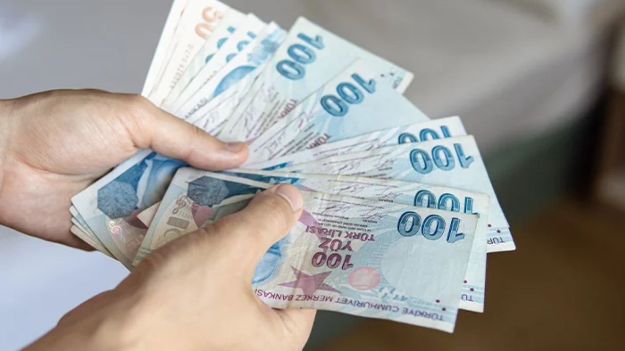 Kayseri’de Emekli Vatandan Tepki: “Maaş Yetmiyor, Neredeyse Mendil Satacağım”