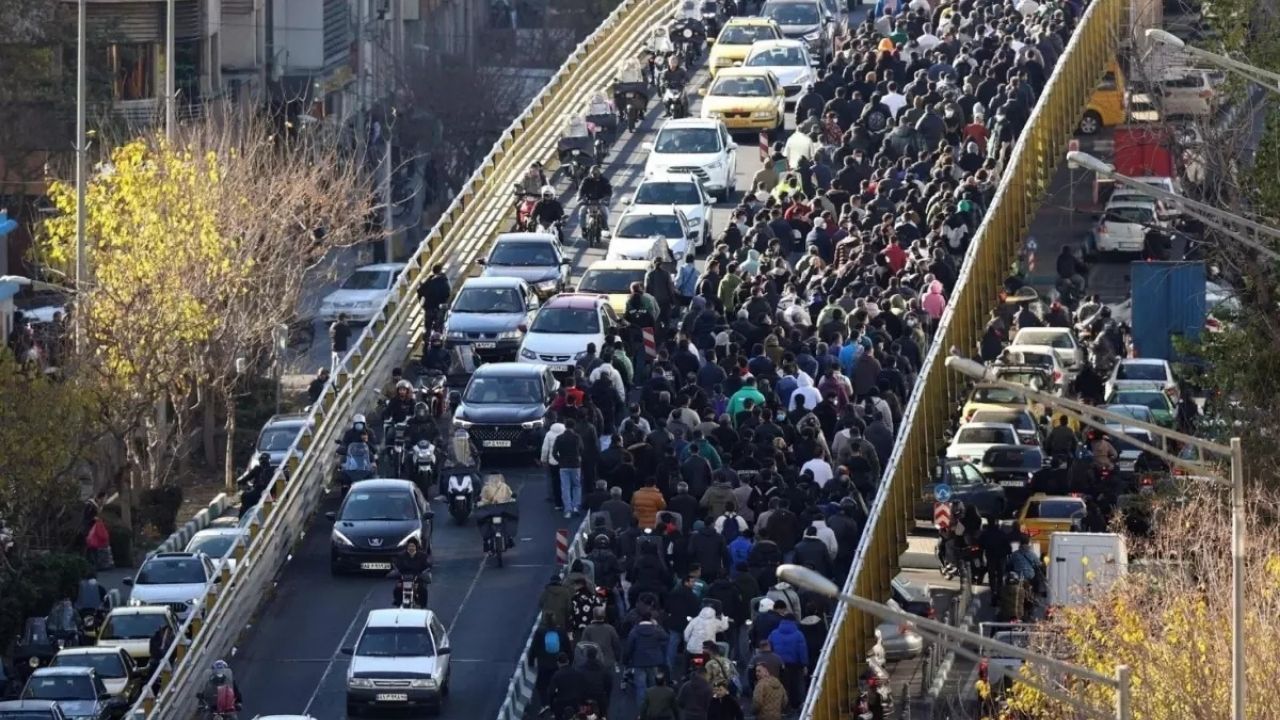 İran’da hayat pahalılığı protestoları büyüyor: Kaymakamlık binasına saldırı