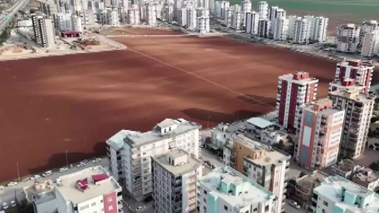 Herkes Satarken O Direndi: Betonun Ortasında Tarım Yapıyor