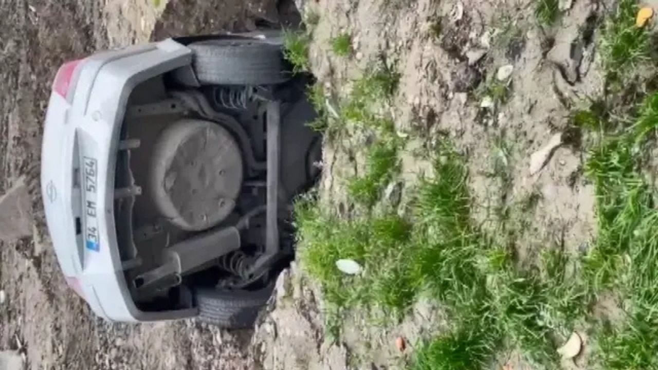 Esenyurt’ta Park Halindeki Otomobili Çukur Yuttu: Araç Sahibinin Tepkisi Dikkat Çekti
