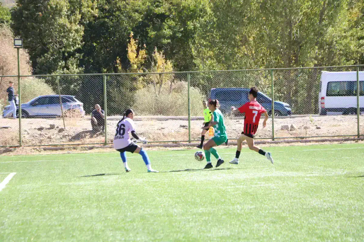 Yüksekova Spor Kadın Futbol Takımı, Çekmeköy Bilgidoğa Spor'u 3-0'la geçti.