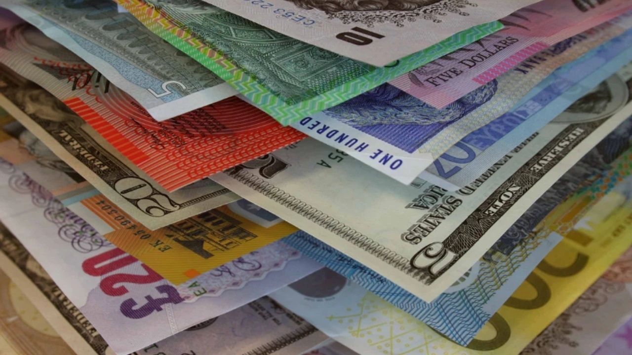 Döviz Piyasalarında Haftanın İlk İşlem Gününde Karışık Seyir