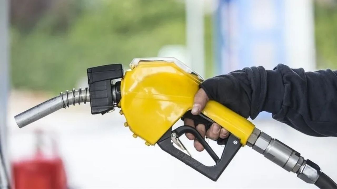 Akaryakıt fiyatları değişiyor: Motorine zam, benzine indirim